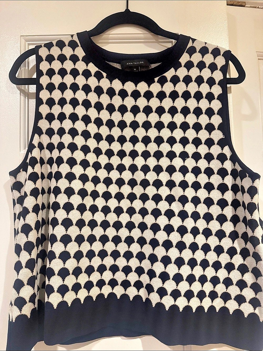 Ann Taylor Geometric Knit Shell top in Black & White Size XL Like New